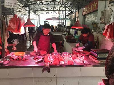 員崗村委貼心搭建自產(chǎn)自銷菜檔 村民告別日曬雨淋獲點贊