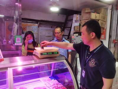 買小龍蝦遇缺斤少兩？執(zhí)法人員對(duì)成都青石橋市場(chǎng)展開(kāi)突擊檢查